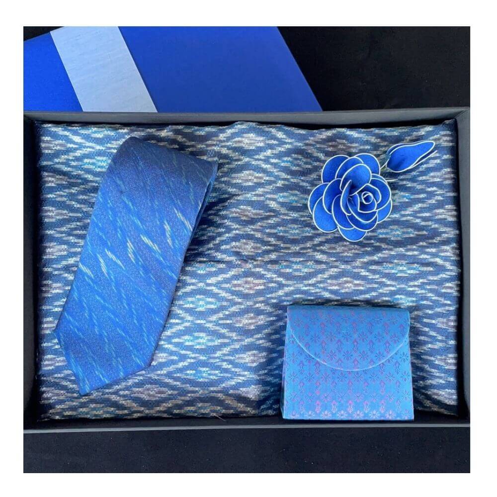 เซ็ตของขวัญผ้าไหมแท้ CHOBMAI SILK ผ้าไหมสุรินทร์ ธีมสีฟ้า เซ็ต 4 ชิ้น (ผ้าคลุมไหล่ กระเป๋าสตางค์ เนกไท และเข็มกลัด)